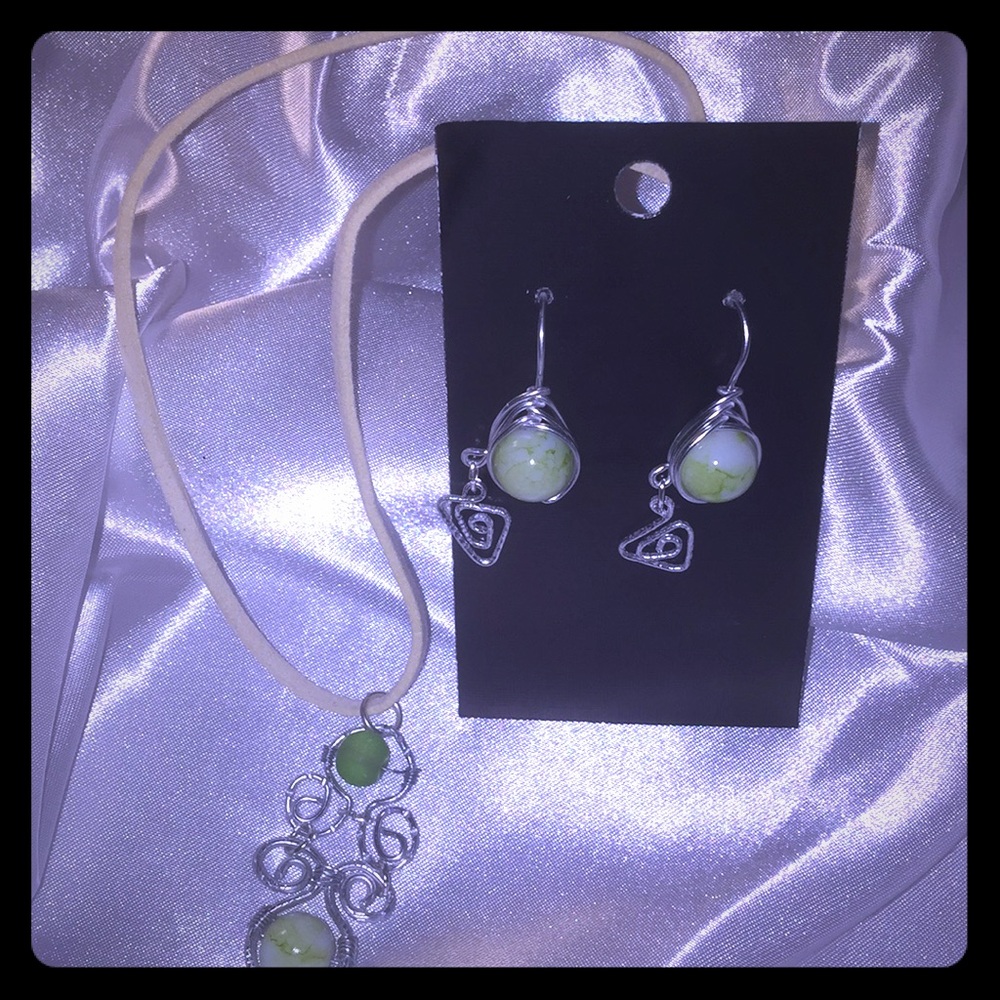 Pretty earring and necklace set